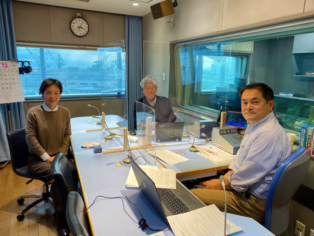 （左から）梅田教授、ラジオ関西 山崎さん、林編集長